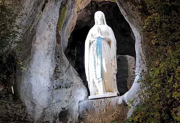 Nossa Senhora de Lourdes, França